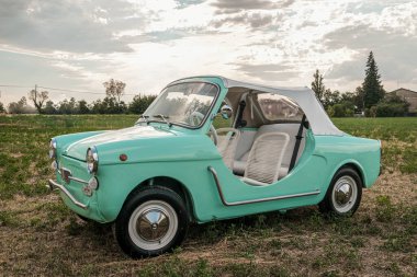 Reggio Emilia, İtalya: 2021-08-10 Autobianchi Bianchina Spiaggina güzel restore edilmiş turkuaz klasik araba. Yüksek kalite fotoğraf