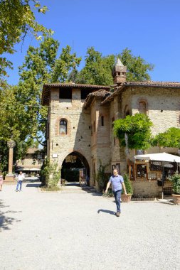 Grazzano Visconti - Piacenza, ITaly: 2016 06 10 ücretsiz kostüm etkinliği ortaçağ şehir duvarları içinde. Yüksek kalite fotoğraf