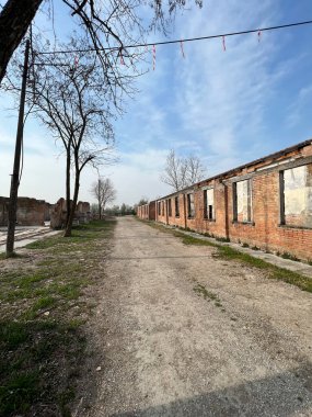 İtalya 'nın Fossoli Carpi bölgesindeki toplama kampının iç kısımları ve kalıntıları. Yüksek kalite fotoğraf