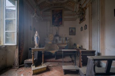 Terk edilmiş eski evdeki bankların olduğu özel bir kilise. Yüksek kalite fotoğraf