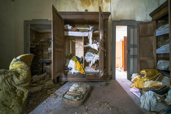 Terk Edilmiş Eski Evde Gardırobu Açık Yatak Odası Yüksek Kalite — Stok fotoğraf