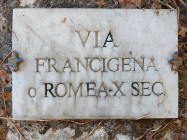 Roma inşaatındaki Via Francigena 'nın mermer işareti. Yüksek kalite fotoğraf