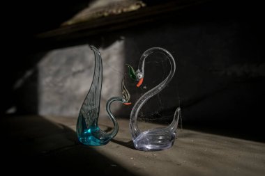 Terk edilmiş evde duvarda asılı kuklalar. Yüksek kalite fotoğraf