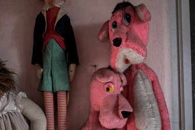 Terk edilmiş evde duvarda asılı kuklalar. Yüksek kalite fotoğraf