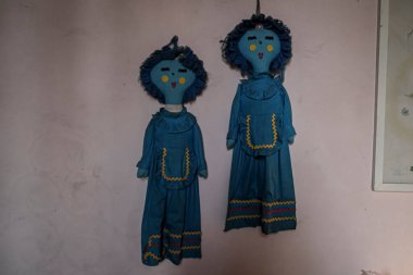 Terk edilmiş evde duvarda asılı kuklalar. Yüksek kalite fotoğraf