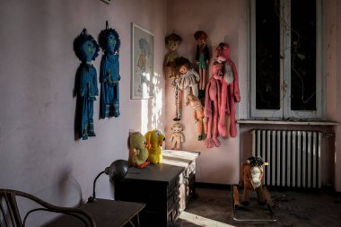 Terk edilmiş evde duvarda asılı kuklalar. Yüksek kalite fotoğraf