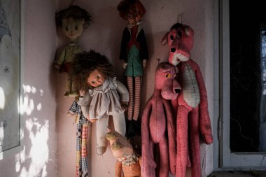 Terk edilmiş evde duvarda asılı kuklalar. Yüksek kalite fotoğraf