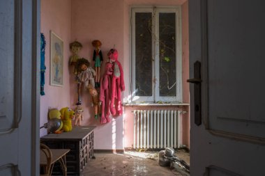 Terk edilmiş evde duvarda asılı kuklalar. Yüksek kalite fotoğraf