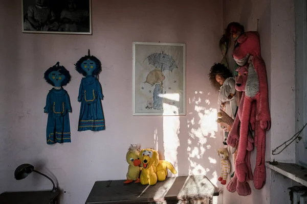 Terk edilmiş evde duvarda asılı kuklalar. Yüksek kalite fotoğraf