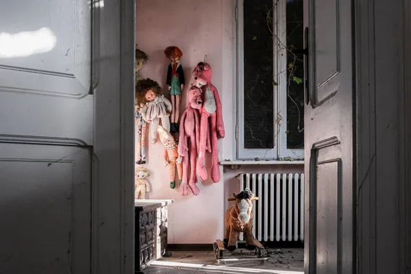 Fantoches Pendurados Parede Casa Abandonada Foto Alta Qualidade — Fotografia de Stock
