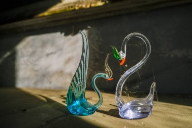 Terk edilmiş evdeki cam kuğu heykelleri. Yüksek kalite fotoğraf