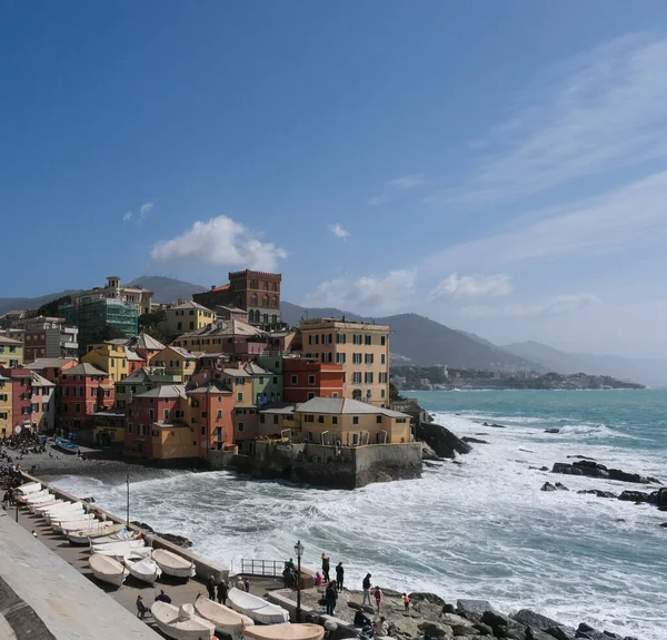 İtalya 'nın Ligurya kıyısındaki Boccadasse renkli evlerinin panoraması dalgalarla dolu. Yüksek kalite fotoğraf