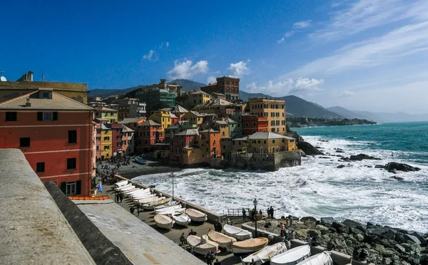 波とイタリアのリグーリア州の海岸ジェノヴァのBocadasseカラフルな家のパノラマ 高品質の写真 — ストック写真