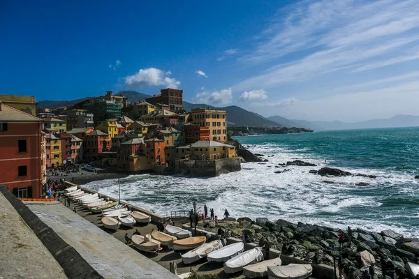 İtalya 'nın Ligurya kıyısındaki Boccadasse renkli evlerinin panoraması dalgalarla dolu. Yüksek kalite fotoğraf