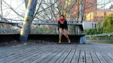 Güzel alternatif kız parkta yürüyor. Yüksek kalite 4k görüntü