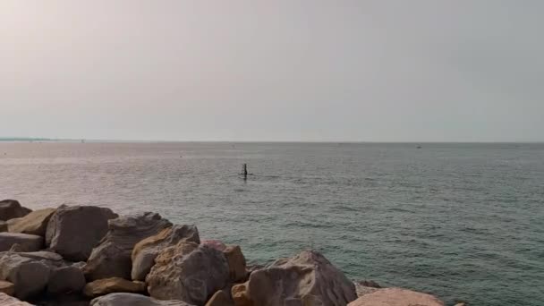 一个人划着桨离开了地中海 高质量的4K镜头 — 图库视频影像