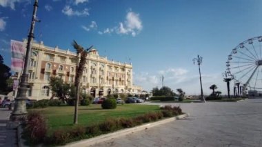 Cesenatico 'nun ortasında Rimini dönme dolabı olan bir meydan. Yüksek kalite 4k görüntü