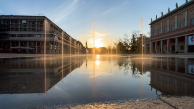 Reggio Emilia günbatımında tiyatro vadilerinin önünde zafer meydanı. Yüksek kalite fotoğraf