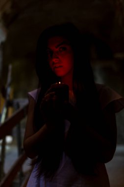 Karanlık gotik atmosferde mum taşıyan kız. Yüksek kalite fotoğraf