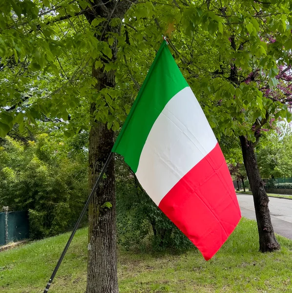 Italská Vlajka Vlnící Nad Modrou Oblohou Kvalitní Fotografie — Stock fotografie