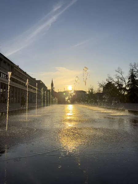 Reggio Emilia Victory Square Front Theater Valleys Luminous Fountain Sunset — Fotografia de Stock