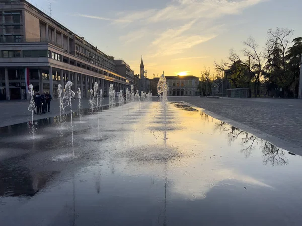 Reggio Emilia Victory Square Front Theater Valleys Luminous Fountain Sunset — Fotografia de Stock