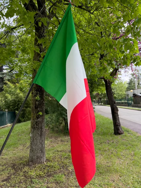 Bandeira Italiana Acenando Sobre Céu Azul Foto Alta Qualidade — Fotografia de Stock