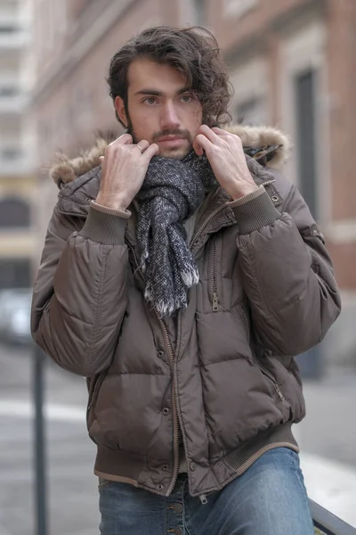 Şehir merkezinde sakallı, ceketli yakışıklı, koyu renk saçlı bir İtalyan. Yüksek kalite fotoğraf