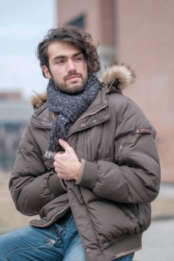 Şehir merkezinde sakallı, ceketli yakışıklı, koyu renk saçlı bir İtalyan. Yüksek kalite fotoğraf