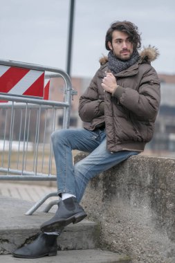 Şehir merkezinde sakallı, ceketli yakışıklı, koyu renk saçlı bir İtalyan. Yüksek kalite fotoğraf