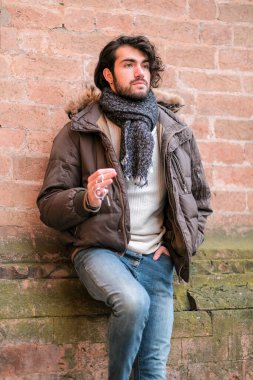 Şehir merkezinde sakallı, ceketli yakışıklı, koyu renk saçlı bir İtalyan. Yüksek kalite fotoğraf