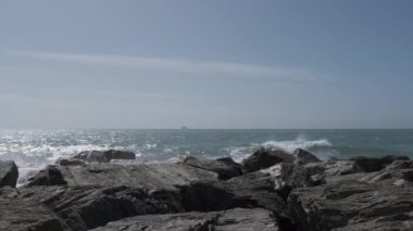 İtalya 'da Boccadasse' de kayalar ve engebeli Ligurya denizi. Yüksek kalite 4k görüntü