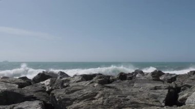 İtalya 'da Boccadasse' de kayalar ve engebeli Ligurya denizi. Yüksek kalite 4k görüntü