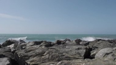 İtalya 'da Boccadasse' de kayalar ve engebeli Ligurya denizi. Yüksek kalite 4k görüntü