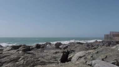 İtalya 'da Boccadasse' de kayalar ve engebeli Ligurya denizi. Yüksek kalite 4k görüntü