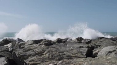 İtalya 'da Boccadasse' de kayalar ve engebeli Ligurya denizi. Yüksek kalite 4k görüntü