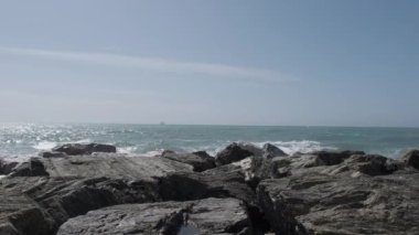 İtalya 'da Boccadasse' de kayalar ve engebeli Ligurya denizi. Yüksek kalite 4k görüntü