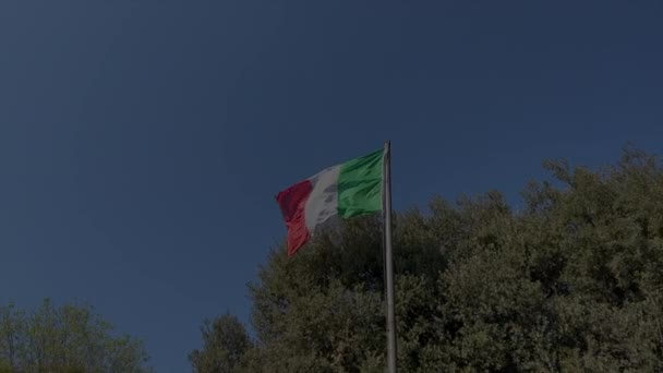 Italiensk Flagga Viftar Över Blå Himmel Högkvalitativ Film — Stockvideo