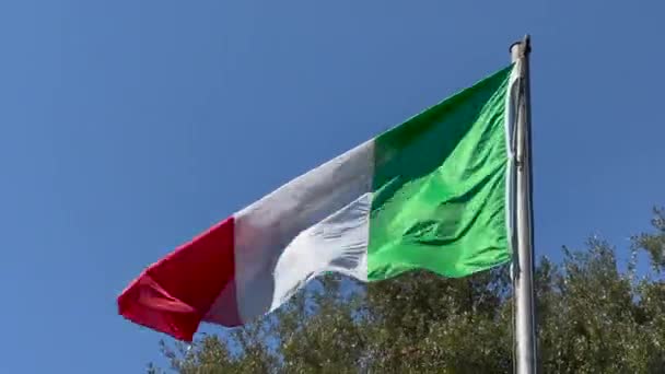 意大利国旗在蓝天上飘扬 高质量的4K镜头 — 图库视频影像
