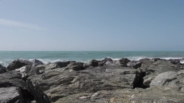 Скелі Бурхливе Лігурське Море Італії Boccadasse Кадри Високої Якості — стокове відео