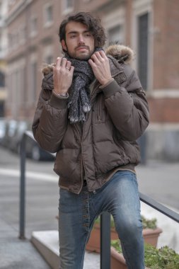 Şehir merkezinde sakallı, ceketli yakışıklı, koyu renk saçlı bir İtalyan. Yüksek kalite fotoğraf