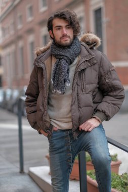 Şehir merkezinde sakallı, ceketli yakışıklı, koyu renk saçlı bir İtalyan. Yüksek kalite fotoğraf