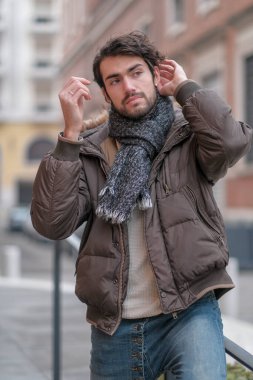Şehir merkezinde sakallı, ceketli yakışıklı, koyu renk saçlı bir İtalyan. Yüksek kalite fotoğraf