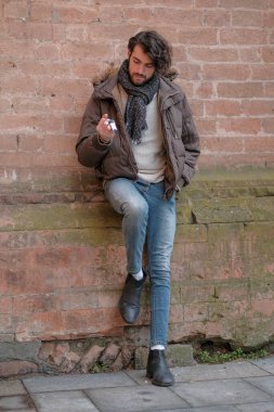 Şehir merkezinde sakallı, ceketli yakışıklı, koyu renk saçlı bir İtalyan. Yüksek kalite fotoğraf