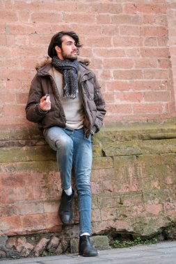 Şehir merkezinde sakallı, ceketli yakışıklı, koyu renk saçlı bir İtalyan. Yüksek kalite fotoğraf