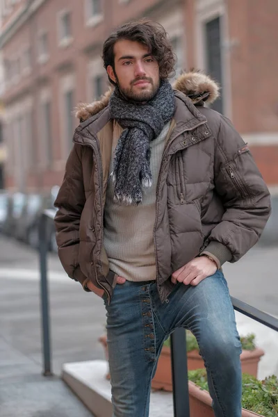 Şehir merkezinde sakallı, ceketli yakışıklı, koyu renk saçlı bir İtalyan. Yüksek kalite fotoğraf
