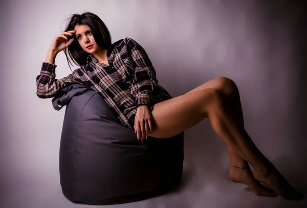 Mooi Brunette Italiaans Meisje Poseren Met Geruite Shirt Hoge Kwaliteit — Stockfoto