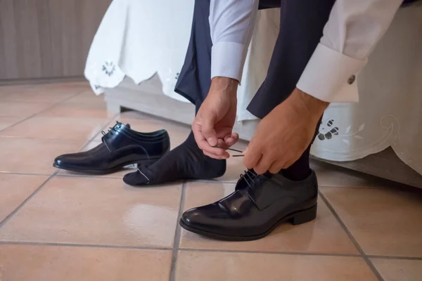 Groom Tying His Shoes His Catholic Wedding Day High Quality — ストック写真