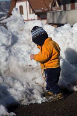 Küçük çocuk karda gülümser ve oynar. Yüksek kalite fotoğraf