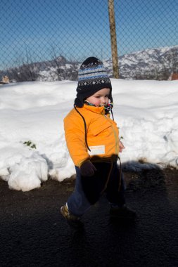Küçük çocuk karda gülümser ve oynar. Yüksek kalite fotoğraf